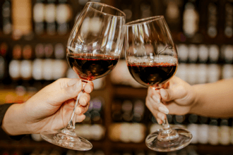 Kelsem Ricardo Rios Lima explica o que é o enoturismo e revela os melhores destinos para vivenciar essa experiência única.