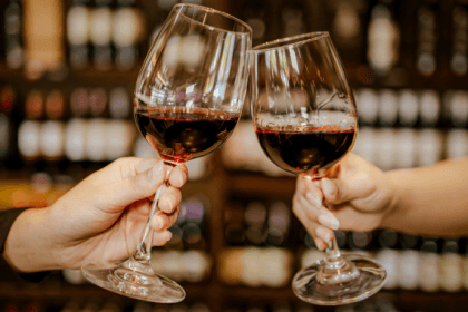 Kelsem Ricardo Rios Lima explica o que é o enoturismo e revela os melhores destinos para vivenciar essa experiência única.