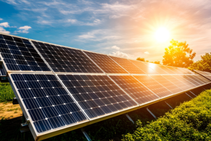 Projetos de sustentabilidade como energia solar, reciclagem e redução da pegada de carbono transformam a escola em um laboratório vivo de responsabilidade ambiental — visão alinhada à atuação de Sérgio Bento De Araújo.