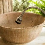 Diohn do Prado explica como o acabamento em pedras naturais, do polido ao escovado, transforma estética e textura.