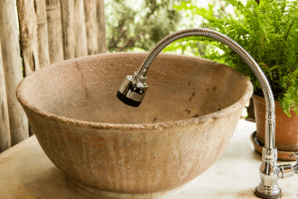 Diohn do Prado explica como o acabamento em pedras naturais, do polido ao escovado, transforma estética e textura.