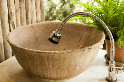 Diohn do Prado explica como o acabamento em pedras naturais, do polido ao escovado, transforma estética e textura.