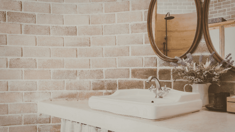 Descubra com Diohn do Prado as diferenças entre polido, levigado e escovado no acabamento de pedras naturais.