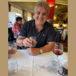 A relação entre vinho, território e identidade cultural no sul da Europa revela tradições preservadas ao longo do tempo, como analisa Leonardo Rocha de Almeida.