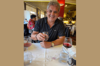 A relação entre vinho, território e identidade cultural no sul da Europa revela tradições preservadas ao longo do tempo, como analisa Leonardo Rocha de Almeida.